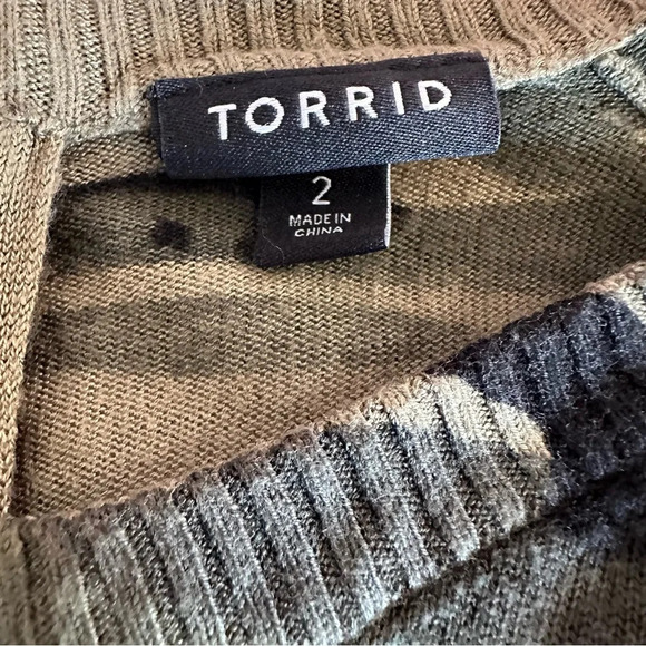 Torrid women's long sleeve camouflage blouse with zipper on the back size 2 - Picture 3 of 3